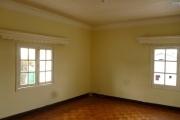 À vendre une villa à étage de type F5 avec piscine sur un grand terrain de 1776 m2 sise à Ambohijanahary Ambohibao
