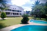 A louer une résidence prestigieuse de 41 pièces ,  verdoyante dans le quartier résidentiel d’Ambohibao, au bord du lac de avec piscine, avec une vue imprenable et à quelques minutes de l’aéroport. Idéale pour résidence des diplomates ou hôtellerie.