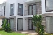 A louer une villa semi meublée , bien sécurisée et de haut standing F6  avec piscine dans un endroit calme à Talatamaty