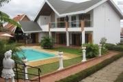 A louer une villa à étage F9 avec piscine se trouvant au bord de route à Ambohibao Ambohijanahary