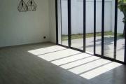 A louer une villa à étage F5 neuve avec piscine dans une résidence avec vue sur le lac à Ambohibao