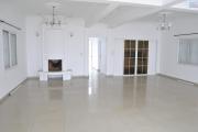 A louer une belle villa à étage F5 dans un endroit calme et facile d'accès à Ambatolampy Ambohibao (NON DISPONIBLE)