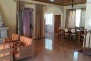 A louer une belle villa meublée à étage de type F7 dans une résidence hautement sécurisée sis à Mandrosoa Ivato à 5 minutes de l'école vision valley (NON DISPONIBLE)