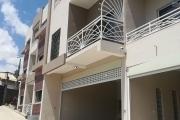 6 appartements T3 et un T6 disponibles en location à Ankerana dans une petite résidence nouvellement bâtie. Il est à 30min de la ville dans un quartier calme.