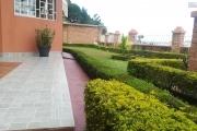 OFIM offre à la location une villa à étage F6 meublée et équipée avec un beau jardin à Ambatobe. Elle a une vue agréable bien dégagé, sécurisée 24/24 et 7/7 à 5min du Lycée Français.LOUE