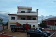 À louer une grande villa à étage de type F8 avec piscine non loin de l' aéroport international Ivato sis à Anosiala Ambohidratrimo
