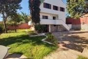 OFIM met en location une villa F5 à étage avec un jardin arboré à Ambatoroka. Elle est située à 10min du centre ville dans un quartier calme. LOUE