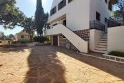 OFIM met en location une villa F5 à étage avec un jardin arboré à Ambatoroka. Elle est située à 10min du centre ville dans un quartier calme. LOUE