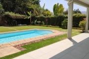 OFIM offre en location une magnifique villa F7 avec piscine et jardin qui est sécurisée 24/24 à Ambatobe à quelques pas du Lycée Français.LOUE