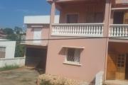 À louer une villa à étages de type F7 idéal pour usage mixte dans un quartier résidentiel sis à Ankadindravola Ivato