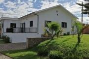 À louer une jolie villa basse de type F4 dans un quartier résidentiel avec accès facile bord de route principale non loin de l'école française primaire C et à 10 minutes de l'aéroport, sis à Ambohijanahary Ambohibao
