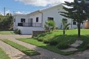 À louer une jolie villa basse de type F4 dans un quartier résidentiel avec accès facile bord de route principale non loin de l'école française primaire C et à 10 minutes de l'aéroport, sis à Ambohijanahary Ambohibao