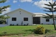 À louer une jolie villa basse de type F4 dans un quartier résidentiel avec accès facile bord de route principale non loin de l'école française primaire C et à 10 minutes de l'aéroport, sis à Ambohijanahary Ambohibao