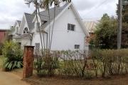 À louer une villa à étage de type F3 dans un quartier résidentiel et à deux pas de l'école primaire C française et non loin de l'aéroport Ivato sis à Ambohibao Mamamba