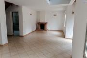 À louer une villa à étage de type F3 dans un quartier résidentiel et à deux pas de l'école primaire C française et non loin de l'aéroport Ivato sis à Ambohibao Mamamba