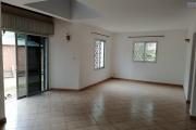 À louer une villa à étage de type F3 dans un quartier résidentiel et à deux pas de l'école primaire C française et non loin de l'aéroport Ivato sis à Ambohibao Mamamba