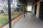 &Agrave; louer une villa plain pied de type F5 dans un quartier calme &agrave; 5mn de l'&eacute;cole primaire Fran&ccedil;aise B, &agrave; 10 du lyc&eacute;e fran&ccedil;ais d'Ambatobe et non loin du centre ville sis &agrave; Soavimbahoaka.