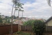 &Agrave; louer une villa plain pied de type F5 dans un quartier calme &agrave; 5mn de l'&eacute;cole primaire Fran&ccedil;aise B, &agrave; 10 du lyc&eacute;e fran&ccedil;ais d'Ambatobe et non loin du centre ville sis &agrave; Soavimbahoaka.