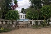 &Agrave; louer une grande villa &agrave; &eacute;tage de type F6 avec piscine et immense jardin, terrain de 1500 m2 avec une vue d&eacute;gag&eacute;e imprenable sis &agrave; Ambohibao Ambohijanahary non loin de l'&eacute;cole primaire fran&ccedil;aise C et l'a&eacute;roport