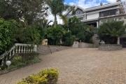 &Agrave; louer une grande villa &agrave; &eacute;tage de type F6 avec piscine et immense jardin, terrain de 1500 m2 avec une vue d&eacute;gag&eacute;e imprenable sis &agrave; Ambohibao Ambohijanahary non loin de l'&eacute;cole primaire fran&ccedil;aise C et l'a&eacute;roport