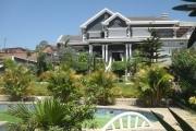 &Agrave; louer une grande villa &agrave; &eacute;tage de type F6 avec piscine et immense jardin, terrain de 1500 m2 avec une vue d&eacute;gag&eacute;e imprenable sis &agrave; Ambohibao Ambohijanahary non loin de l'&eacute;cole primaire fran&ccedil;aise C et l'a&eacute;roport