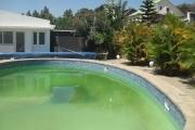 À louer une grande villa à étage de type F6 avec piscine et immense jardin bâti sur un terrain de 1500 m2 dans un quartier calme avec une vue dégagée imprenable sis à Ambohibao Ambohijanahary non loin de l'école primaire française C Ambohibao et l'aéropor