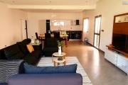 À louer un bel appartement entièrement meublé et équipé de type T3 dans un quartier calme non loin SUPER U sis à Ambohinambo Talatamaty. CONTACT Mr Jacky 034 02 443 04