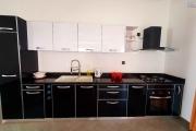 À louer un bel appartement entièrement meublé et équipé de type T3 dans un quartier calme non loin SUPER U sis à Ambohinambo Talatamaty. CONTACT Mr Jacky 034 02 443 04
