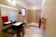 À louer un bel appartement entièrement meublé et équipé de type T3 dans un quartier calme non loin SUPER U sis à Ambohinambo Talatamaty. CONTACT Mr Jacky 034 02 443 04