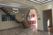 OFIM immobilier offre en location villa meublée disponible de suite dans une petite résidence sécurisées 24/24 sise à Itaosy à 4min à partir de la Galana Andranonahoatra.DISPONIBLE