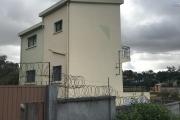 À louer une maison indépendante 2 étages type F4 dans un quartier calme de Mandriambero Ambohidratrimo à quelques mètres de la route nationale 4 et non loin de l’école vision valley.