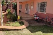 OFIM immobilier offre en location une petite villa basse F4 avec un petit coin jardin en bord de route sur Mahatony Ivandry. LOUE