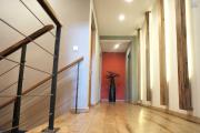 OFIM immobilier loue une villa à étage meublée F7 sise à Ilafy à 10min de Somacou et à mins de 20min environ du Lycée Français Ambatobe.