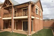 À louer une maison neuve à étage de type traditionnel dans une résidence clôturée avec 3 chambres sis à Ambohijanaka non loin de l’école  Peter Pan et by pass