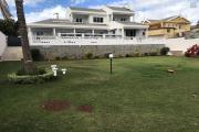 À louer une immense villa à étage de type F5 récemment rénovée avec un grand jardin bâti sur un terrain de 1800m2 non loin de l’école primaire française C Ambohibao et à 15 minutes de l’aéroport Ivato