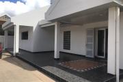 À louer une immense villa à étage de type F5 récemment rénovée avec grand jardin bâti sur un terrain de 1800m2 non loin de l’école primaire française C et à 10 minutes de l’aéroport Ivato