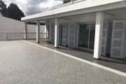 À louer une immense villa à étage de type F5 récemment rénovée avec grand jardin bâti sur un terrain de 1800m2 non loin de l’école primaire française C et à 10 minutes de l’aéroport Ivato