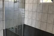 À louer une immense villa à étage de type F5 récemment rénovée avec grand jardin bâti sur un terrain de 1800m2 non loin de l’école primaire française C et à 10 minutes de l’aéroport Ivato