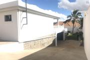 À louer une immense villa à étage de type F5 récemment rénovée avec grand jardin bâti sur un terrain de 1800m2 non loin de l’école primaire française C et à 10 minutes de l’aéroport Ivato