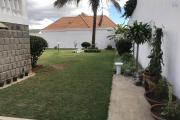 À louer une immense villa à étage de type F5 récemment rénovée avec un grand jardin bâti sur un terrain de 1800m2 non loin de l’école primaire française C Ambohibao et à 15 minutes de l’aéroport Ivato