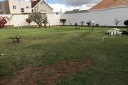 À louer une immense villa à étage de type F5 récemment rénovée avec grand jardin bâti sur un terrain de 1800m2 non loin de l’école primaire française C et à 10 minutes de l’aéroport Ivato