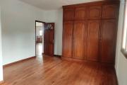 Pur vos projets professionnels ou personnels, OFIM loue une villa F6 avec des chambres attenantes sur Talatamaty en bord de route. NON DISPONIBLE