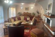 A vendre grande villa F6 de 300 M2 habitable  avec vue sur le lac Mamamba ambohibao. Contact Mr Jacky