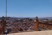 Maison traditionnelle F5 plus un bâtiment R+3 offrant un vue imprenable à 10 min du centre ville sur Anjohy- Antananarivo