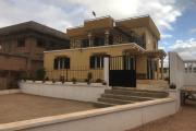À louer une villa neuve à étage de type F4 dans un quartier calme d’Anosiala Ambohidratrimo