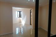 OFIM met en location un appartement neuf de type T4 au 1er étage avec accès en pavé et à 5 minutes à pied du centre commerciaux SUPER U et JUMBO SCORE sis à Ambohinambo Talatamaty.
