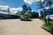 OFIM immobilier loue une charmante villa à étage avec piscine sur un terrain de 1 800m2 dans un quartier calme en bord de route d'Ambohibao