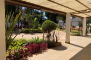 OFIM immobilier loue une charmante villa à étage avec piscine sur un terrain de 1 800m2 dans un quartier calme en bord de route d'Ambohibao