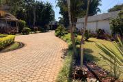 OFIM immobilier loue une charmante villa à étage avec piscine sur un terrain de 1 800m2 dans un quartier calme en bord de route d'Ambohibao