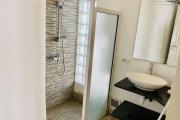 OFIM immobilier loue une charmante villa à étage avec piscine sur un terrain de 1 800m2 dans un quartier calme en bord de route d'Ambohibao